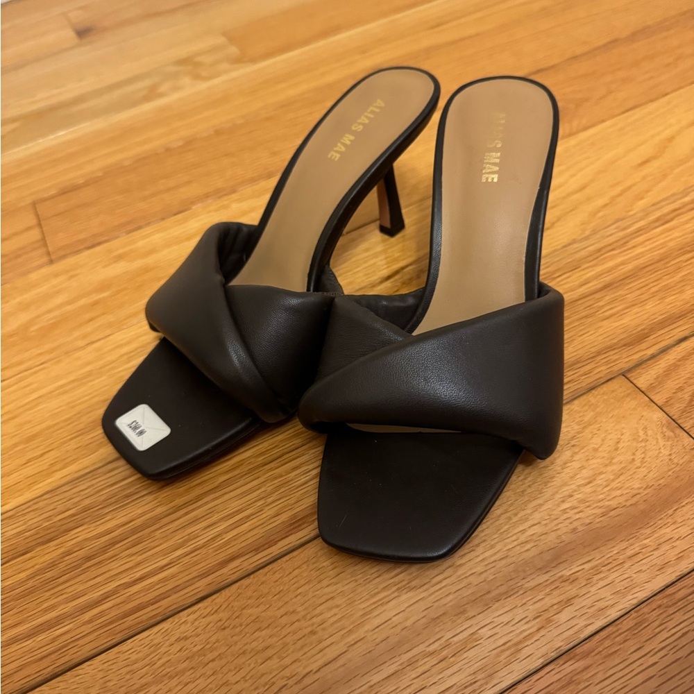 Alias Mae brown kitten heels